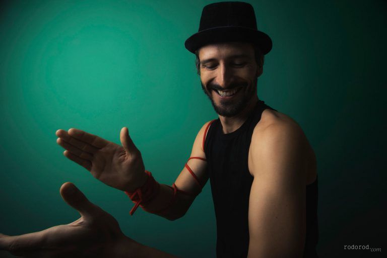 Txus Eguílaz haciendo percusión corporal