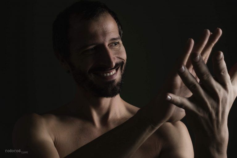 Txus Eguílaz haciendo percusión corporal