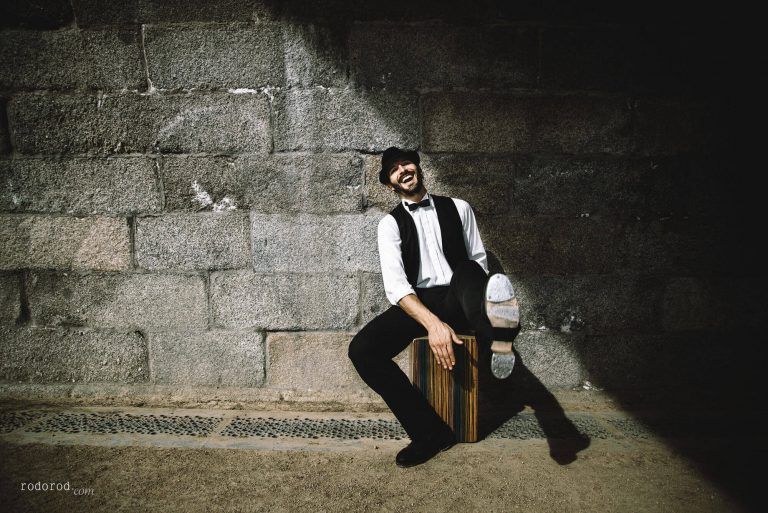 Txus Eguílaz tocando el cajón