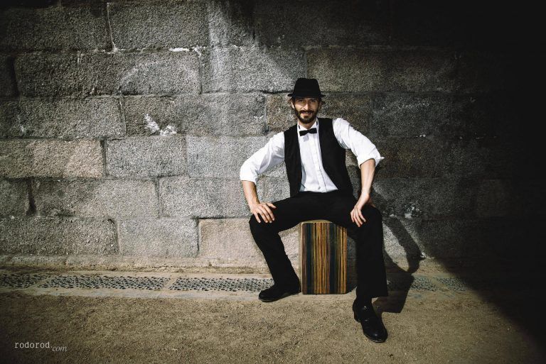 Txus Eguílaz posando con cajón