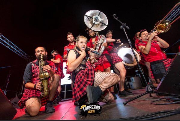 Txus Eguílaz tocando percusión con los Artistas del Gremio