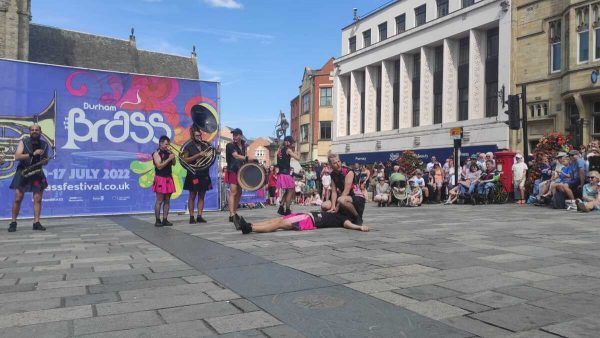 Txus Eguílaz tocando percusión con los Artistas del Gremio
