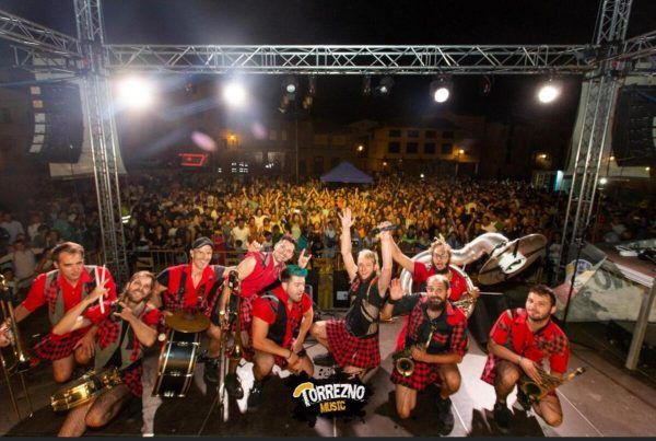 Txus Eguílaz tocando percusión con los Artistas del Gremio
