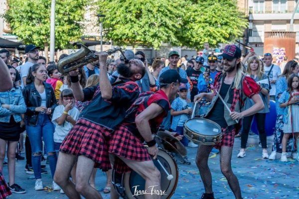 Txus Eguílaz tocando percusión con los Artistas del Gremio