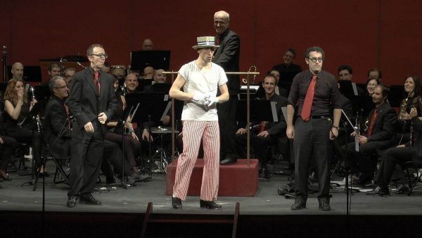 Txus Eguílaz actuando en espectáculo para percusión y banda