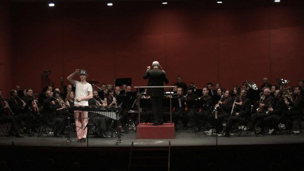Txus Eguílaz actuando en espectáculo para percusión y banda