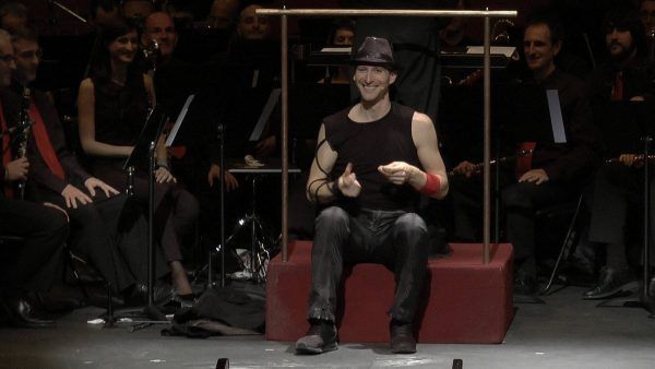 Txus Eguílaz actuando en espectáculo para percusión y banda