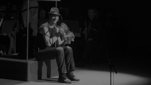 Txus Eguílaz actuando en espectáculo para percusión y banda