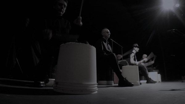 Txus Eguílaz actuando en espectáculo para percusión y banda