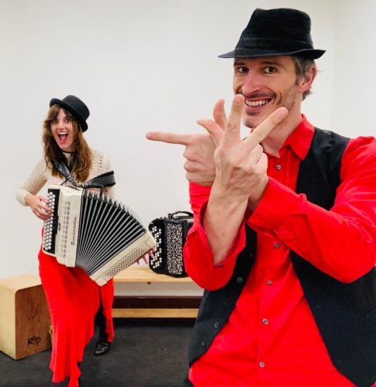 Txus Eguílaz actuando con dúo de música