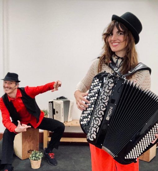Txus Eguílaz actuando con dúo de música