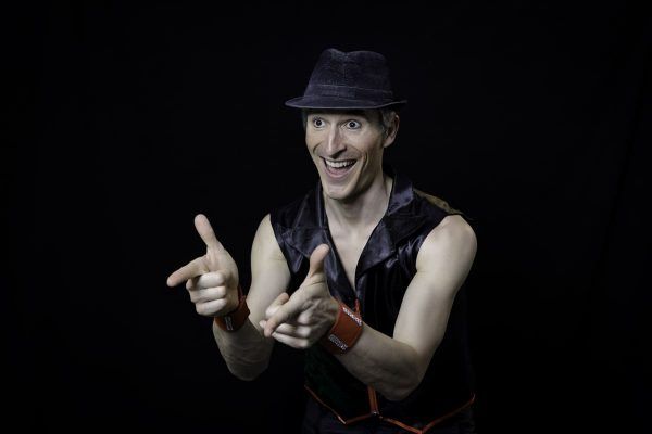Txus Eguílaz actuando en espectáculo rítmico