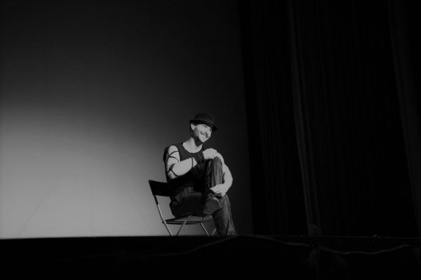 Txus Eguílaz actuando en taller-espectáculo de percusión para todos los públicos