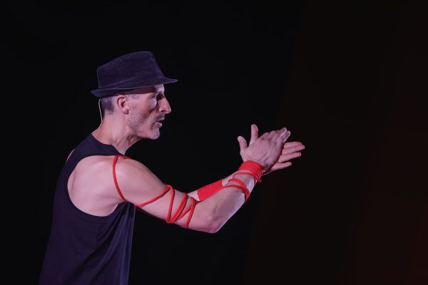 Txus Eguílaz actuando en taller-espectáculo de percusión para todos los públicos
