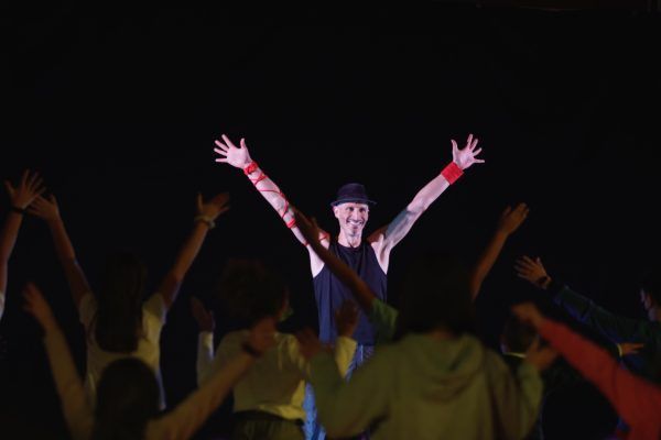 Txus Eguílaz actuando en taller-espectáculo de percusión para todos los públicos