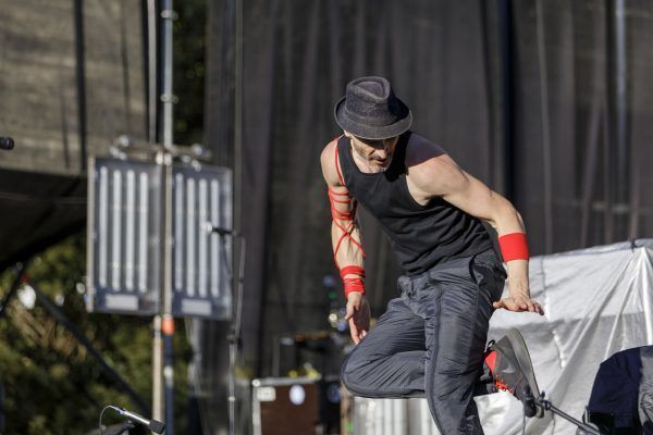 Txus Eguílaz actuando en taller-espectáculo de percusión para todos los públicos