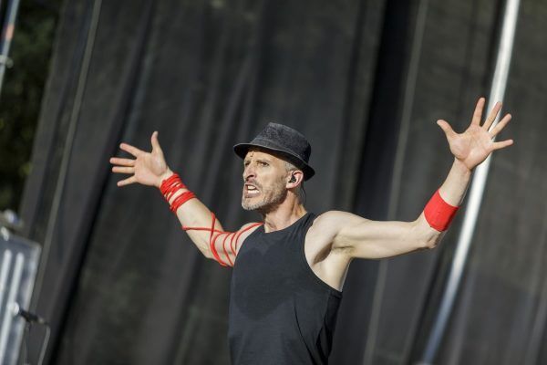 Txus Eguílaz actuando en taller-espectáculo de percusión para todos los públicos