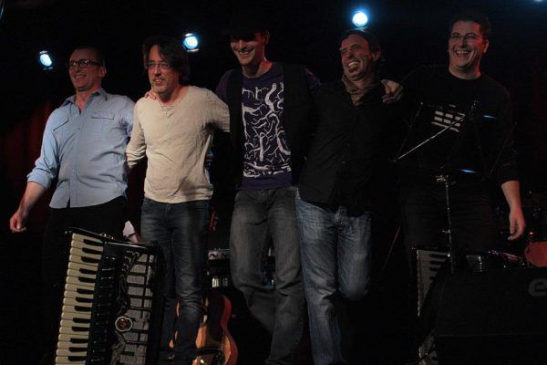 Txus Eguílaz despidiéndose con el grupo de Joaquín Taboada