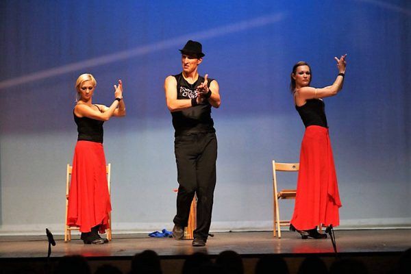 Txus Eguílaz tocando con grupo danza irlandesa