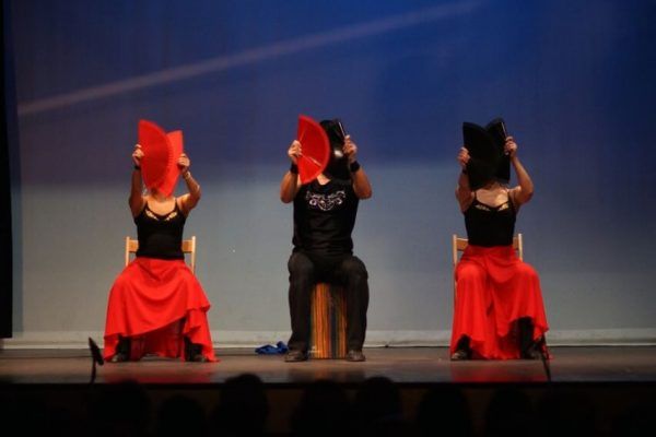 Txus Eguílaz tocando con grupo danza irlandesa