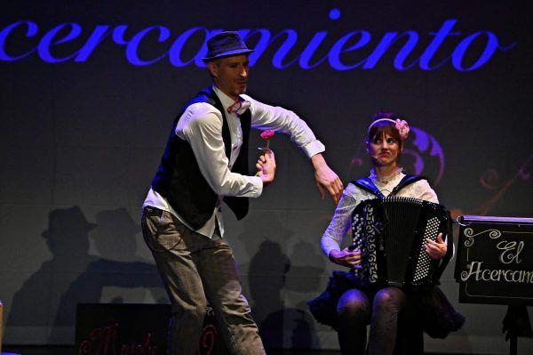 Txus Eguílaz bailando en espectáculo de música teatralizada