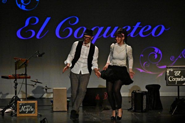 Txus Eguílaz bailando en espectáculo de música teatralizada