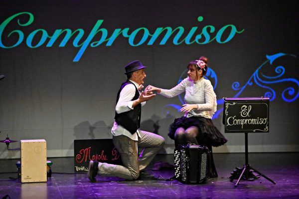 Txus Eguílaz bailando en espectáculo de música teatralizada