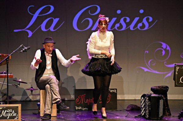 Txus Eguílaz bailando en espectáculo de música teatralizada