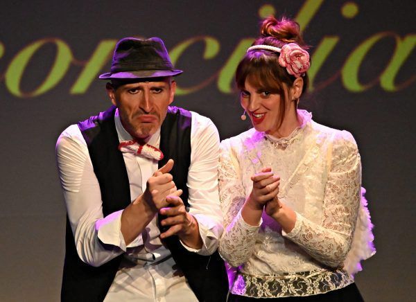 Txus Eguílaz bailando en espectáculo de música teatralizada