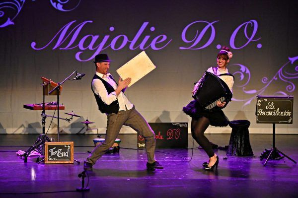 Txus Eguílaz bailando en espectáculo de música teatralizada
