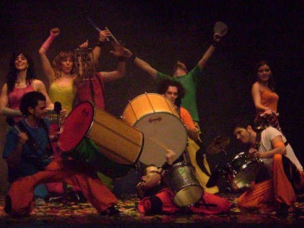 Txus Eguílaz tocando percusión con grupo