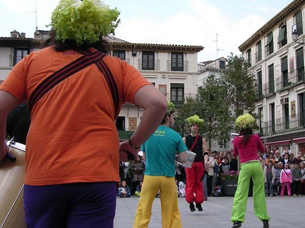 Txus Eguílaz tocando percusión con grupo en Tudela