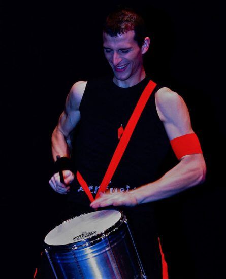 Txus Eguílaz tocando percusión con ritmo y energía