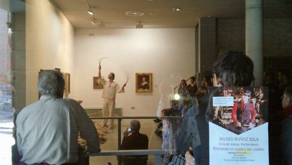 Txus Eguílaz actuando en espectáculo de ritmo para exposiciones