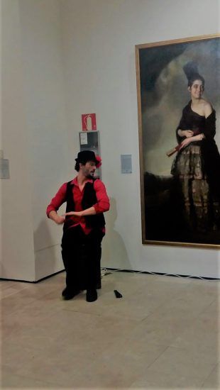 Txus Eguílaz actuando en espectáculo de ritmo para exposiciones