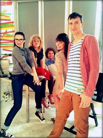 Txus Eguílaz posando con grupo después de grabación de spot
