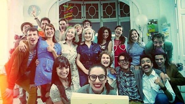 Txus Eguílaz posando con grupo después de grabación de spot