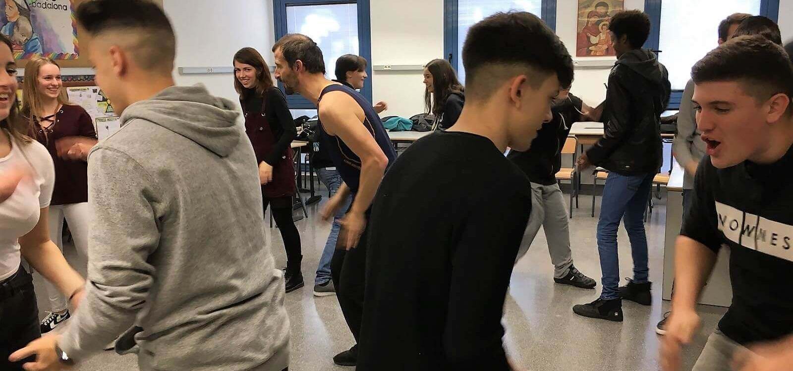 Txus Eguílaz impartiendo clase de percusión corporal