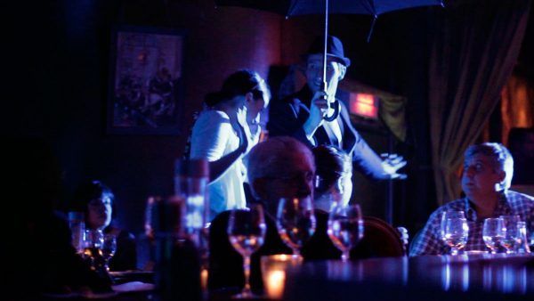 Txus Eguílaz bailando claqué en espectáculo de cabaret