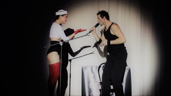 Txus Eguílaz haciendo percusión corporal en espectáculo de cabaret