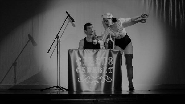 Txus Eguílaz tocando percusión con objetos en espectáculo de cabaret